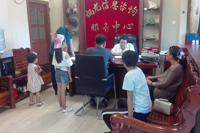 苏炳龙老师为孩子们进行起名登记